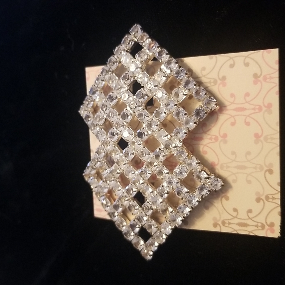 NWOT Rhinestone interlocking diamond shape (al-28)